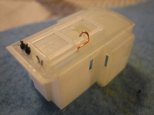 De FUD kap met isolatoren, vonkenbrug en HV-kabel