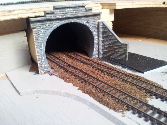 In het eerste deel van de tunnels de eerste oefening met ballast aanbrengen en het schilderen van de rails.