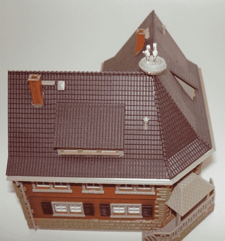 Ooievaars op het dak van een Vollmer huisje