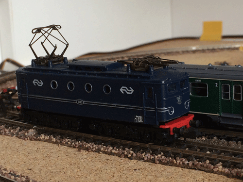 NS 1100 blauw, opnieuw gespoten, minitrix