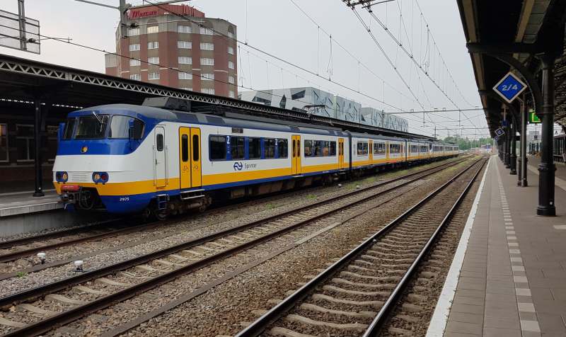 2/4 bord en een 6 bord aan de perronoverkapping<br />(foto: Nijmegen, 13 mei 2018, Wilco Vermeer