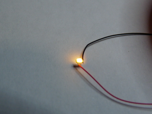 Na het solderen controleren of de led brand.<br />Gebruik een weerstand in serie van 2200 Ohm en circa 10V