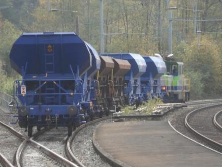 bron onbekend, geen eigen foto<br /><br />Een BLS diesel met een &quot;gemengde&quot; ballasttrein