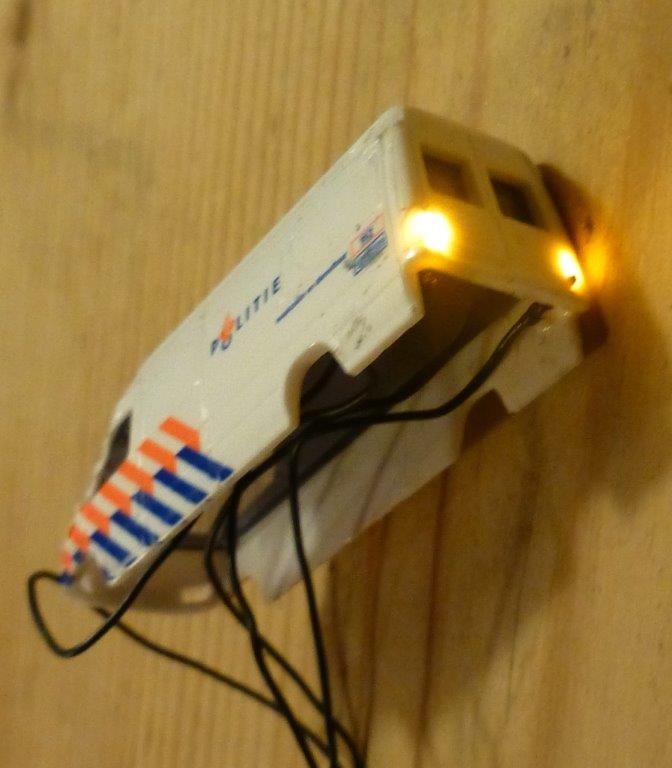 4 kleine SMD leds in de politie auto geplaatst, wat zijn die dingen klein :-)