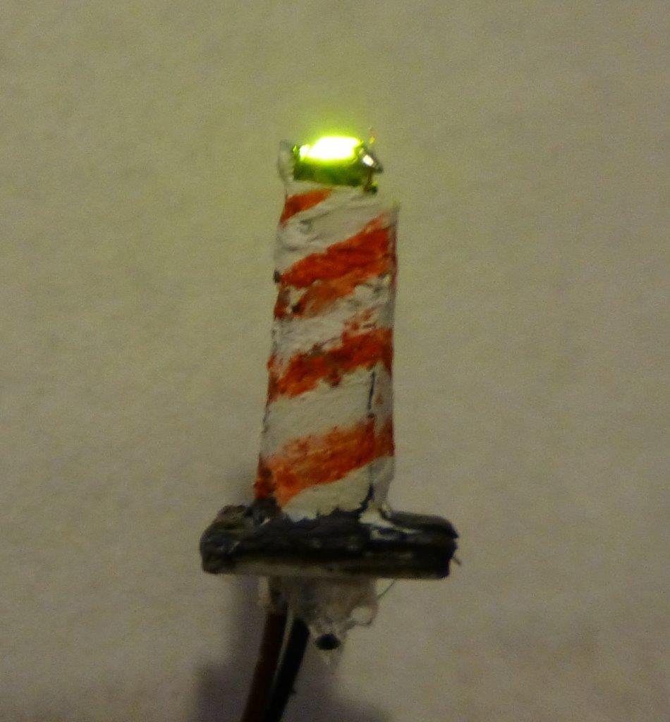 Wat ik als een testje heb gemaakt een SMD led (0603 formaat groen ik had geen geel) met een u-profiel van 1,5 bij 2,5 mm, 11 mm hoog met lampje en voet.