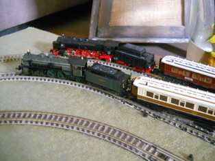 de BR 39 van Fleischmann naast de S 3/6 van Minitrix de 1e met minitrix Orient Expres rijtuigen 13178/ 13182 en de 2e met wagenset Stads-Expres set 15800