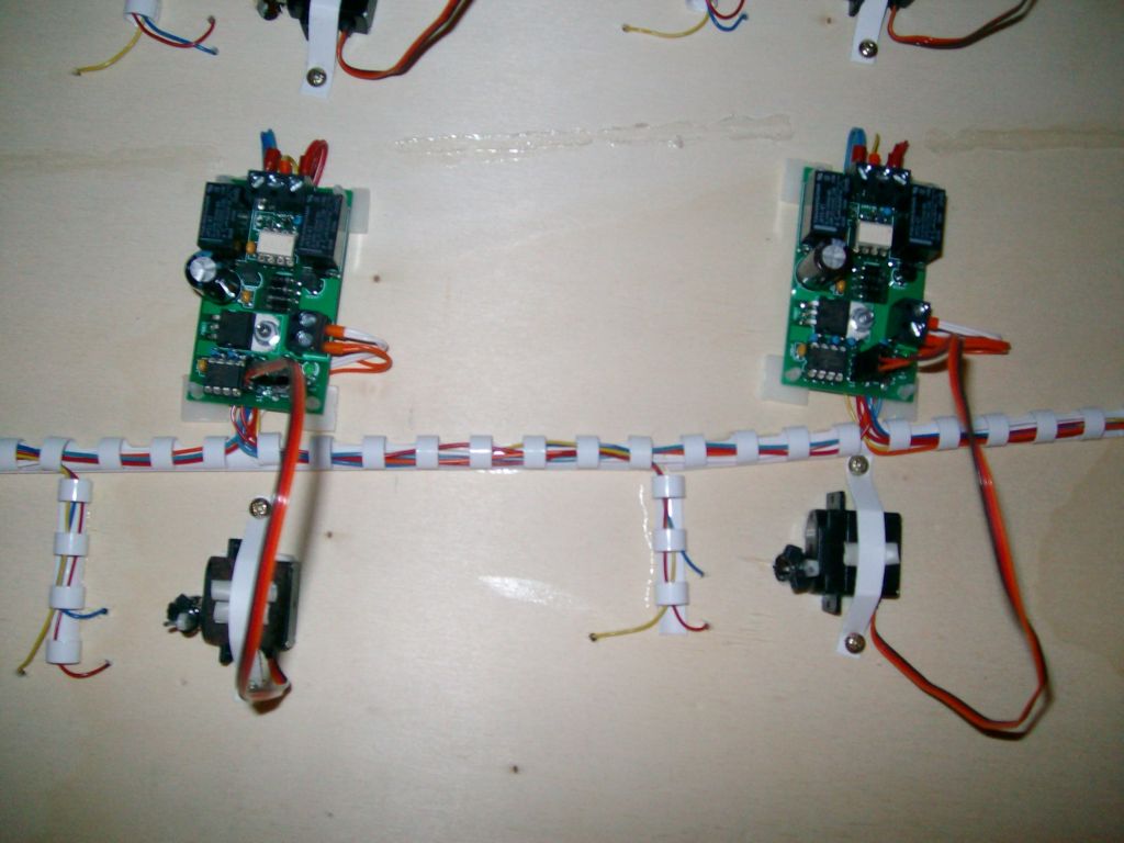 2 aangesloten servo decoders.JPG