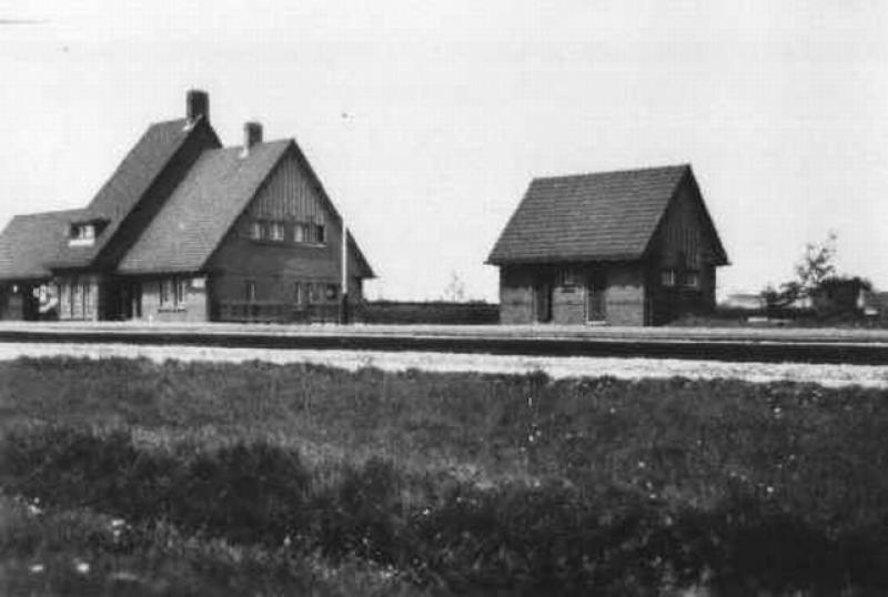 Het grote voorbeeld. Dit is overigens Harkstede-Scharmer, dat in spiegelbeeld werd gebouwd. De vormgeving is echter hetzelfde. Ik hoop dit sfeertje straks in een module te kunnen vatten.