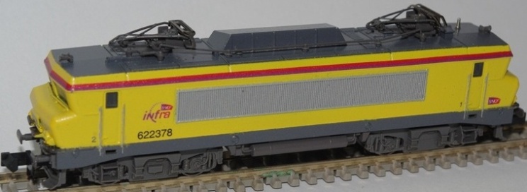 en een SNCF Infra 622378 ex SNCF BB22200 Minitrix met aangepaste pantografen