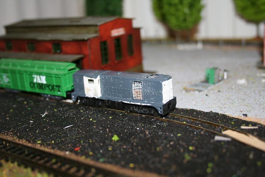 De NS 2400 levert een VAM-wagon af op het raccordement.